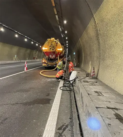 长白隧道排水渠清淤